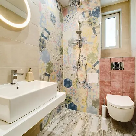 65 - Airy Aprt At Center *