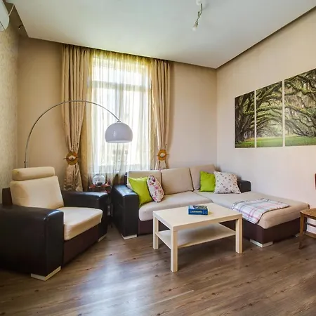 65 - Airy Aprt At Center